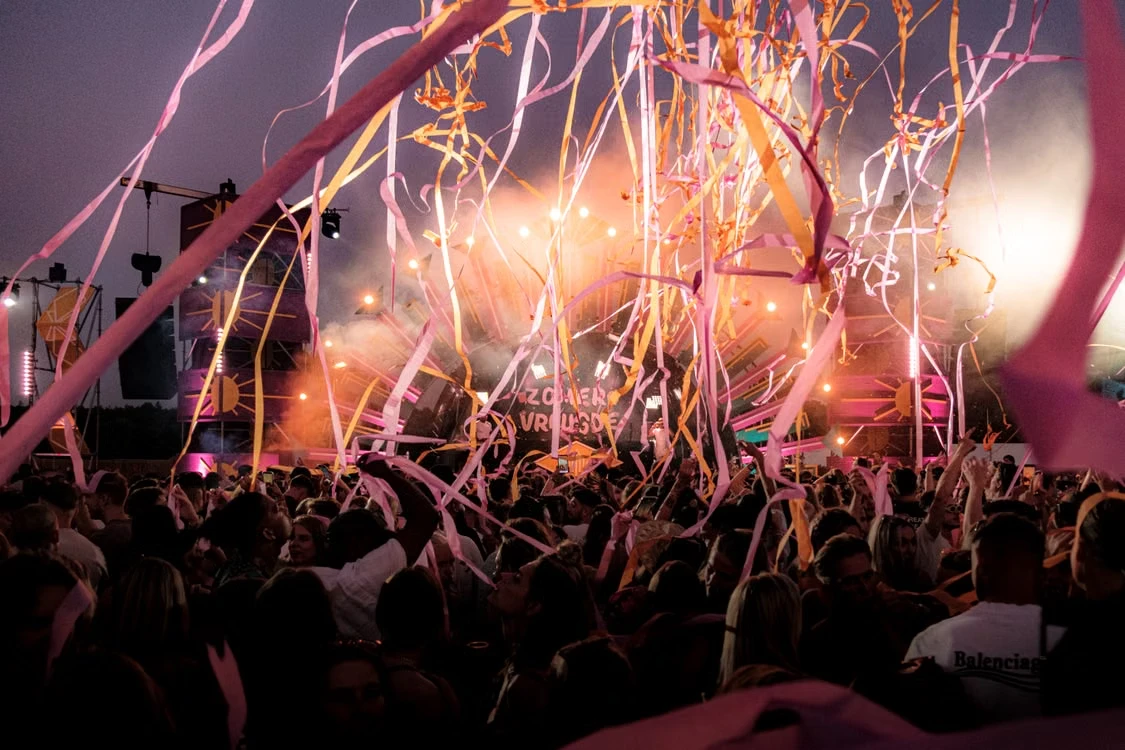 Festivalpublik framför en scen med serpentiner i luften