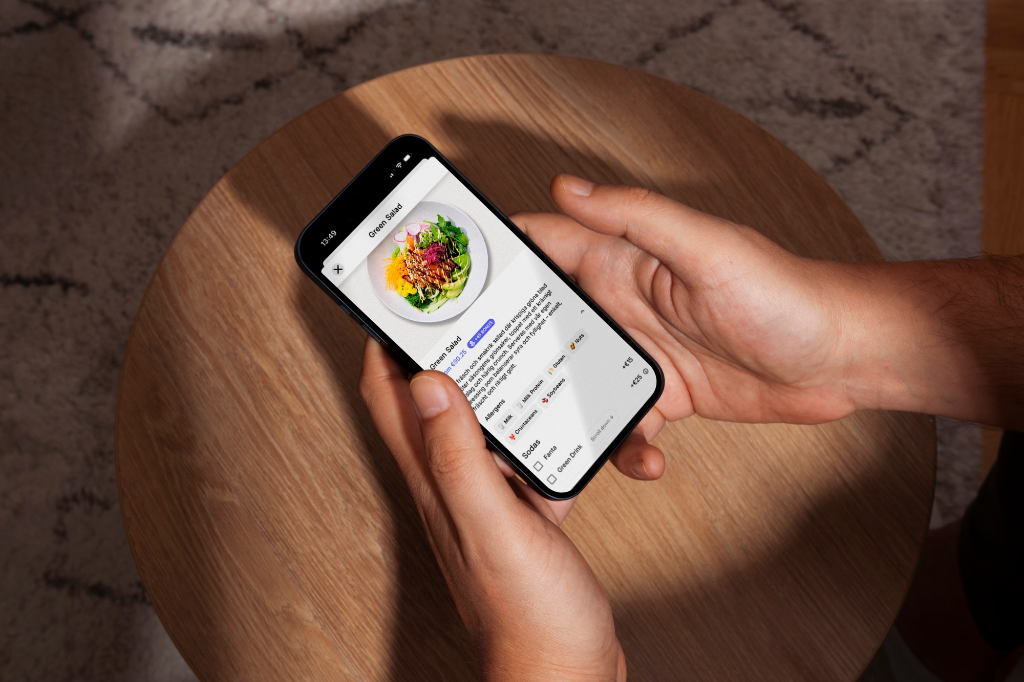 Gäst som bläddrar i menyn på mobilen och väljer tillbehör